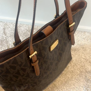 Väska  - Jag säljer en michael kors väska söm är i bra skick,nypris 2000 och jag säljer den för 800kr 