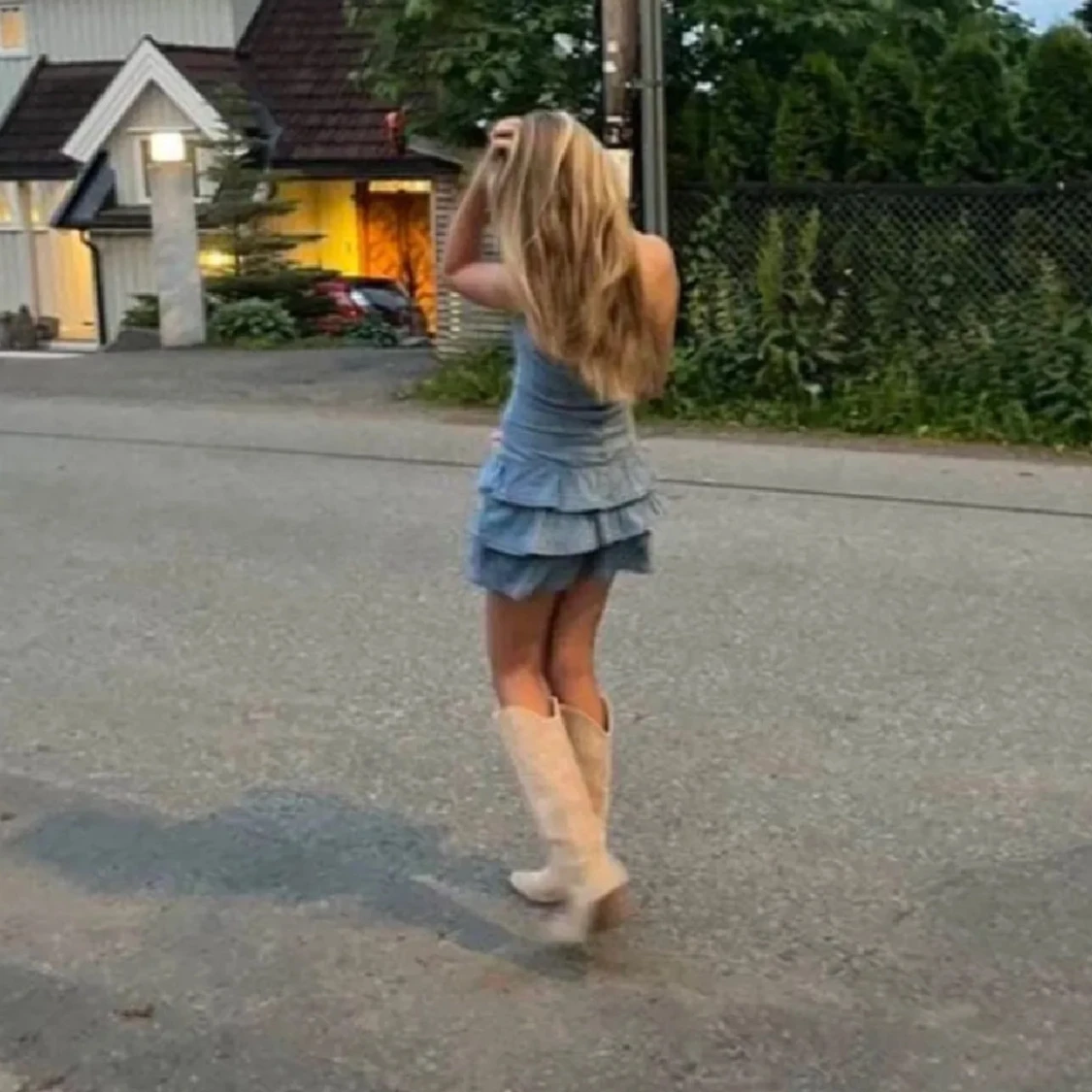 Ljusblå klänning med volanger - 90