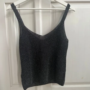 Glittrig topp  - Väldigt bra skick
