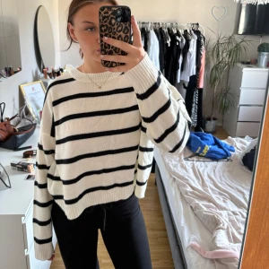 Randig tröja från Shein🩶🩶 - Jätte fin stickad tröja från Shein. Aldrig använd🤍