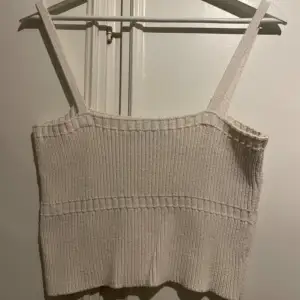 Äggskalsvit stickad crop top. Använd 1 gång, dvs. mycket fint skick. 