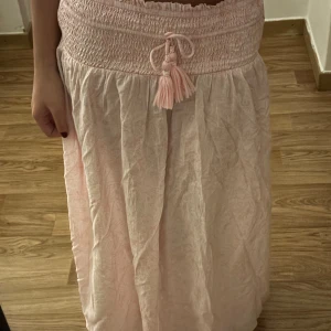 Rosa kjol med vita detaljer från Gina Tricot, storlek 146/154 💗 - Säljer en söt rosa kjol från Gina Tricot i storlek 146/154 med fina vita detaljer. Perfekt för att ge en färgglad och stilfull touch till garderoben. Kjolen är i bra skick och redo för en ny ägare. 