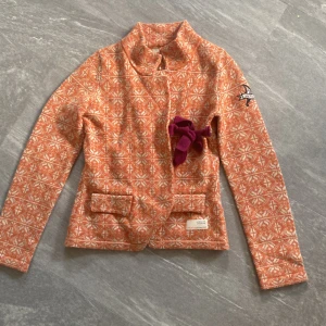 Oddmolly kofta  - Stl 1  80 procent lammrulle 20 procent nylon  Djur o rökfritt hem 