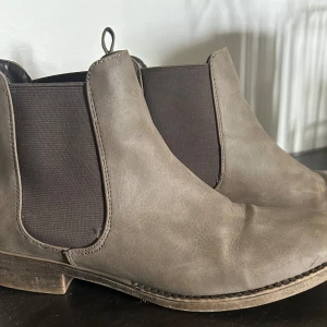 Skor  - Som nya, storlek 39