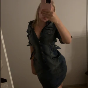 Jeans klänning - En jättefin jeansklänning med många superfina detaljer. Inga defekter och är i jättebra skick. Är i storlek M men passar mig som är S