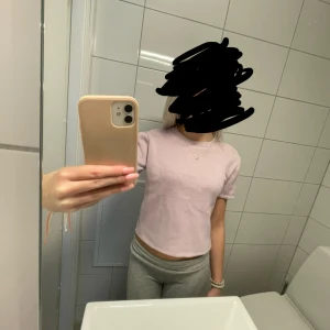 Stickad ljus lila t-shirt - Säljer på grund av att den inte används längre, från zara i storlek S men är mer som xs för den e liten i storleken. I bra skick