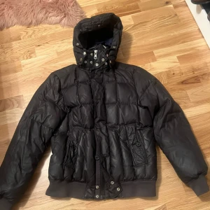 J Lindeberg Dunjacka - Säljer denna J Lindeberg dunjacka för 500kr. Storlek L. 