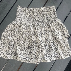 Leopardkjol från Kappahl  - Använd!! Bra skick!!😊 Storlek 158/164 väldigt töjbar i midjan. Svart undertyg!! 