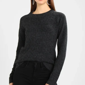 Super fin svart stickad tröja  - Säljer denna superfina svarta stickade tröjan från vero Moda då den inte längre kommer till användning 💕 tröjan är använd ett fåtal gånger och är i storlek S men passar även xs och m💕