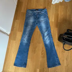 Ett par ljusblå lågmidjade jeans. köpta här på plick och säljer pga att de inte passar. skriv gärna vid fler frågor 💖🤩