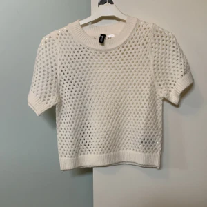 Jätte fin kortärmad tröja från hm - Helt ny kortärmad tröja från hm i storlek xxs. Köpte den i för liten storlek. Så den är helt ny och jätte fin💕