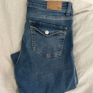 Bootcut Jeans - Jag säljer mörkblå ”90’S BOOT”  jeans från Lager157 i storlek M, short lenght💞Säljer då jag har vuxit ur jeansen💞
