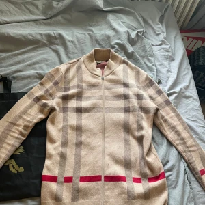 Burburry cardigan - Säljer nu en sprillans ny burburry cardigan. Där påse och tag ingår. Bara att skriva om du har några frågor (;