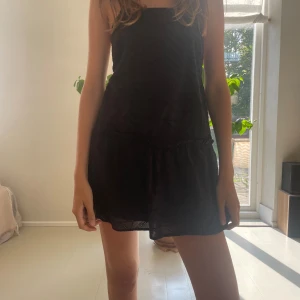 Svart sommarklänning  - Simpel men söt sommarklänning. Köpt från zara för 3 år sedan, knappt använd 😇