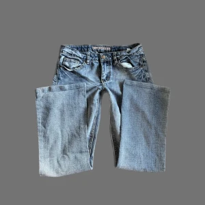 LÅGMIDJADE Y2K BOOTCUT JEANS - Fina lågmidjade bootcut jeans från 2000 talet! 😍 midjemått: 37cm tvärsöver, innerbenslängd: 70cm . P.S. GÅ IGENOM MITT KONTO NI KOMMER HITTA MÅNGA Y2K OCH VINTAGE PLAGG 