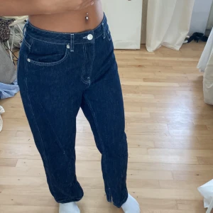 Jeans NA-KD - Ett par jeans från NA-KD som inte kommer till användning längre. Jag är  168 lång. Den har en liten slits längst nere. Hör av er gärna för fler tillfälliga frågor🩷