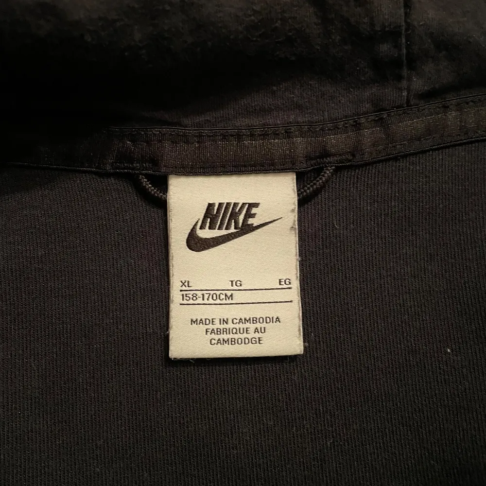 Säljer min gamla Nike tech fleece för en bra summa. Den är i ganska bra skick och den är för liten för mig nu   Helt svart . Tröjor & Koftor.