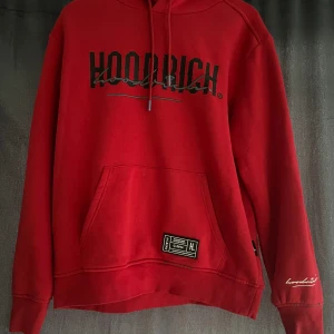 Hoodrich hoodie  - Säljer den eftersom den inte används längre. Den är i mycket fint skick och inte används så mycket skulle säga 9,5/10.  Nypris: 800