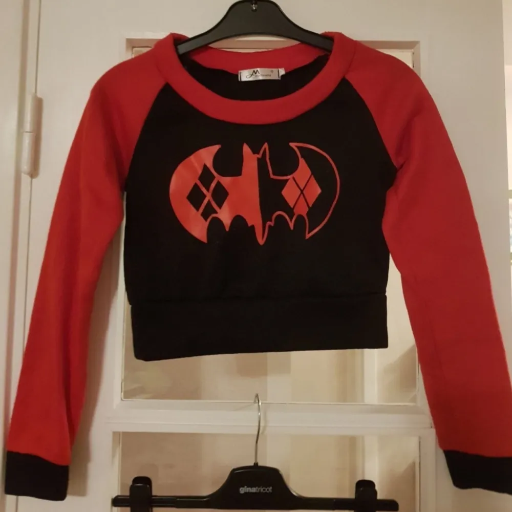 Harley Quinn sätt leggins och magtröja strl S  Leggins polyester 88% elastane 12% Handtvättas  Magtröjan står strl L men den är liten som en S polyester 65% bumull 35% tvättas i 30 grader   Använt ca 2gånger så som är som nya. Hoodies.