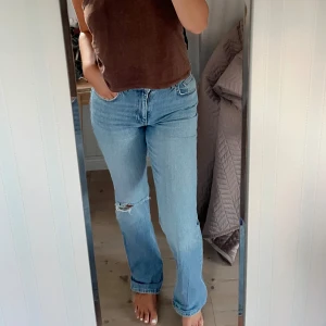 Bootcut jeans m hål på knät - Bra skick. Bootcut modell