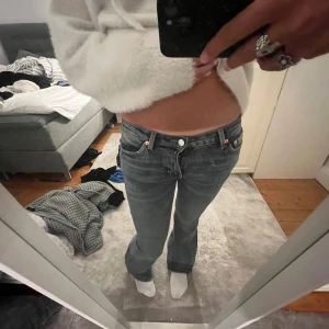 Lågmidiade jeans - Ett par lågmidiade jeans från weekday, säljer pga ingen användning. Nästan oanvända💕 lågmidiade+bootcut. Hör av er vid fler bilder och intresse, pris kan diskuteras! Har vanligtvis 32/34