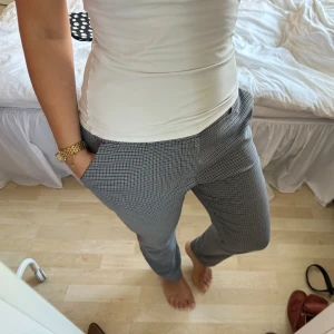 grå kostymbyxor med hundtandsmönster - grå kostymbyxor från åhléns i storlek 36. midwaisted. innerbenslängd: 69 cm. midjemått tvärs över: 38 cm