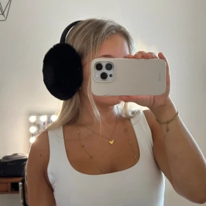 fluffiga svarta öronmuffar  - fluffiga svarta öronmuffar 