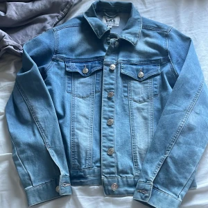 Jeansjacka - Säljer min jeansjacka då den inte är min smak längre❣️158/xs❣️