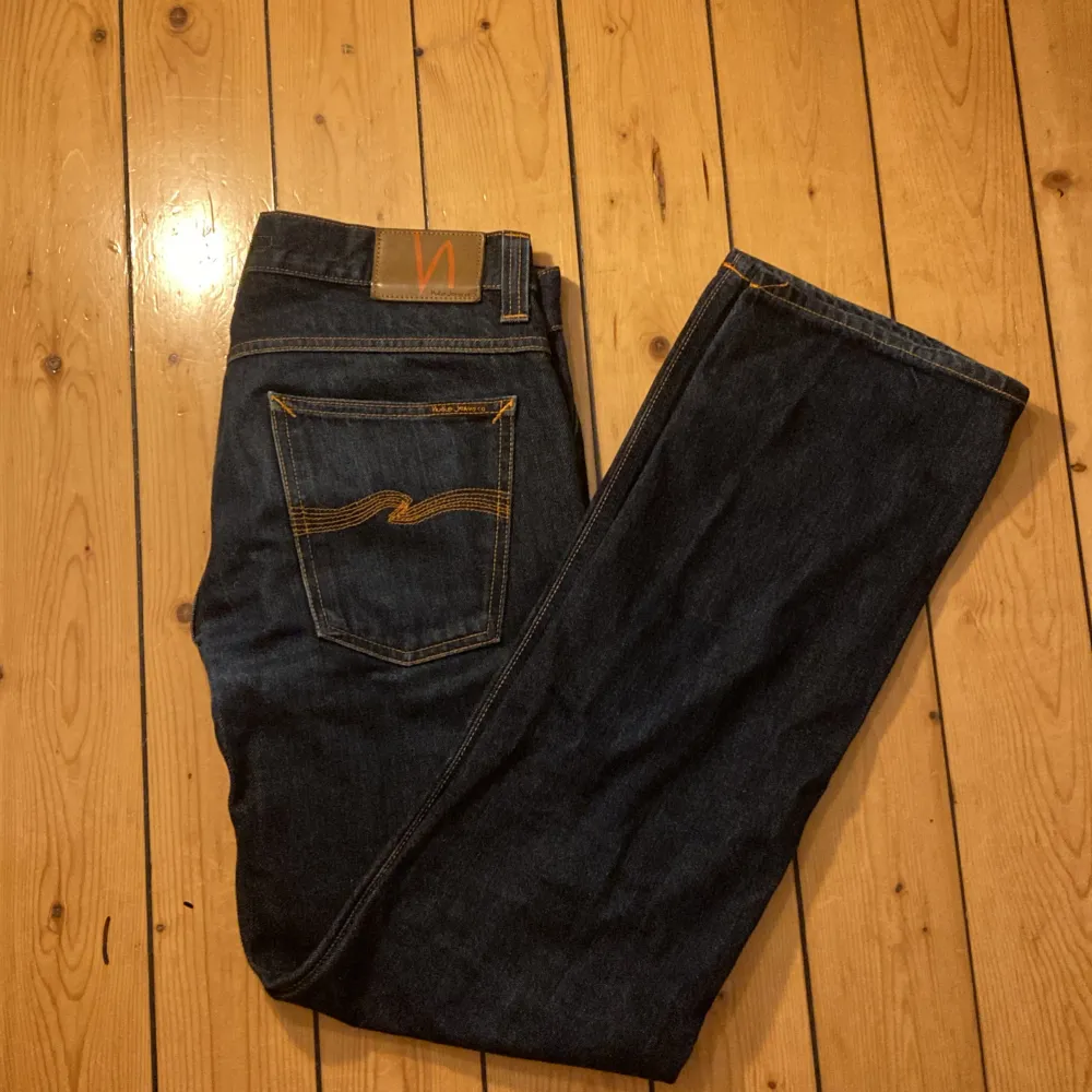 Säljer mina mörkblå jeans från Nudie i modellen Straight Alf. Köpte från Nudie butiken i GBG för 1600.  30/32.  Hör av er vid frågor!. Jeans & Byxor.