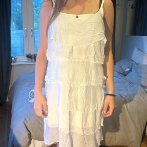 Vit volang klänning  - Storlek 44 passar mig som har storlek S
