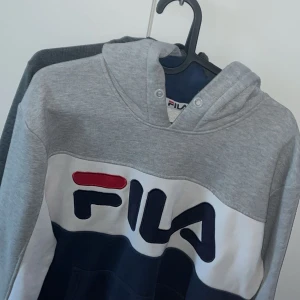 Fila hoodie - En väldigt varm tröja och går o matcha med de mesta. Säljer den för att den inte kommer till användning. Skriv om ni har några frågor. Storlek xl men den sitter som en L