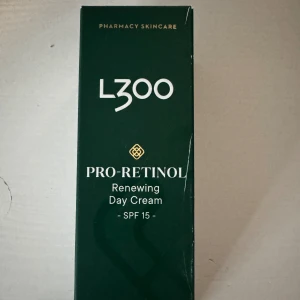 L300 Pro-Retinol Renewing Day Cream - L300 Pro-Retinol Renewing Day Cream SPF 15 är en fuktgivande dagkräm med pro-retinol som effektivt reducerar rynkor och fina linjer och ger en starkare hud med förbättrad textur. Krämen har SPF 15 som skyddar mot både UVA- och UVB-strålar, vilket hjälper till att förhindra skadlig åldring av huden. Ceramider ger näring till huden och hjälper till att upprätthålla en fuktbalans. Innehåller hudvårdande ingredienser som återfuktar och hjälper till att stärka hudbarriären. Resultatet är en fuktad och jämnare hud med förbättrad textur. Dermatologiskt testad och parfymfri. Passar alla hudtyper.