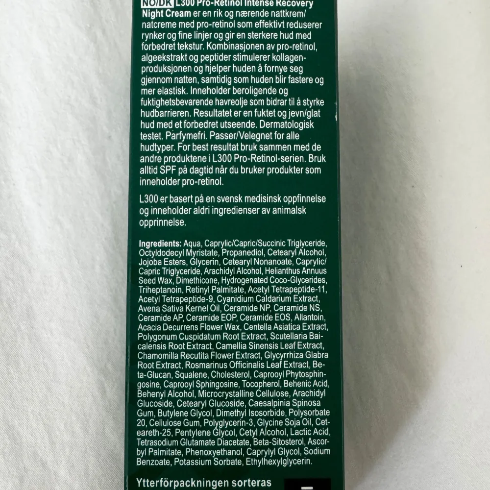 L300 Pro-Retinol Intense Recovery Night Cream är en rik och närande nattkräm med pro-retinol som effektivt reducerar rynkor och fina linjer och ger en starkare hud med förbättrad textur. Kombinationen av pro-retinol, algextrakt och peptider stimulerar kollagenproduktionen och hjälper huden att förnya sig genom natten, samtidigt som huden blir fastare och återfuktas. Innehåller berikande och fuktighetsbevarande havreolja som bidrar till att styrka hudbarriären. Resultatet är en mjuk och lugn hud med ett förbättrat utseende. Dermatologiskt testad. Parfymfri. Passar/velegnet för alla hudtyper. För bästa resultat bruk sammen med andre produkter i L300 Pro-Retinol-serien. Bruk alltid SPF på dagtid när du bruker produkter som innehåller pro-retinol.. Skönhet.