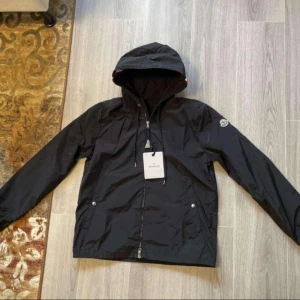 Monclear vindjacka - De finns vilken storlek som helst kan mötas i trelleborg.