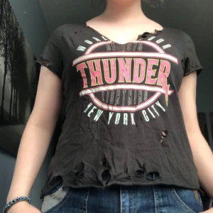 Thunder Tröja - Köpt på Gina Tricot. Klippte upp den. Använd 5-10 gånger. 