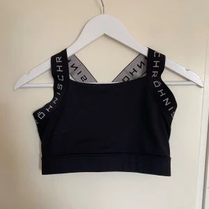 Sportbh - Sporttopp/ såortbh från Röhnisch. Superbra skick, storlek S. Säljer för att den är för liten. Hör av er vid frågor💕