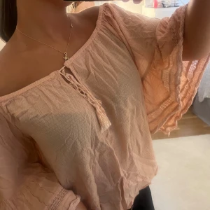 Topp  - Off shoulder topp från zara som är köpt för många år sedan men inte alls använd. 