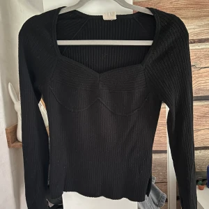 Ribbad tröja  - Jättefin ribbad tröja från Gekås i storlek S, mycket använd men i fint skick, små slita på sidorna.  Pris 100 kr + frakt 