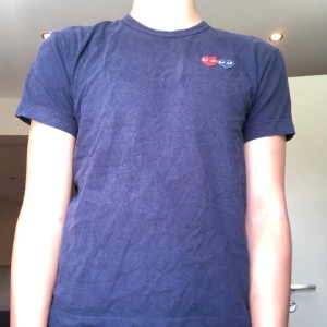 Cdg t shirt - Säljer denna T-shirt eftersom jag inte har någon andvändning för den, Tröjan är i bra skick 8/10 storlek M/S