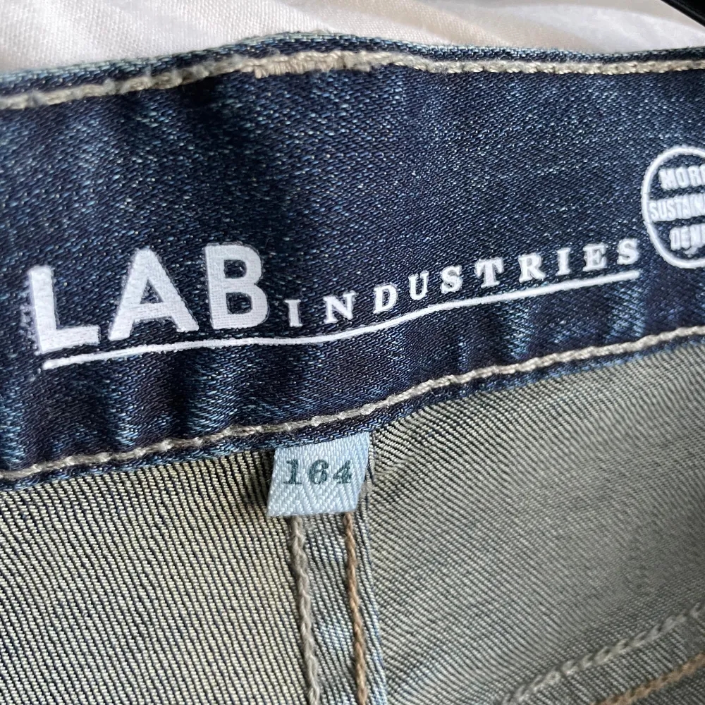 Säljer dessa jeans i storlek 164. Jätte bra kvalite som nya. Säljer dessa för 250. Jeans & Byxor.