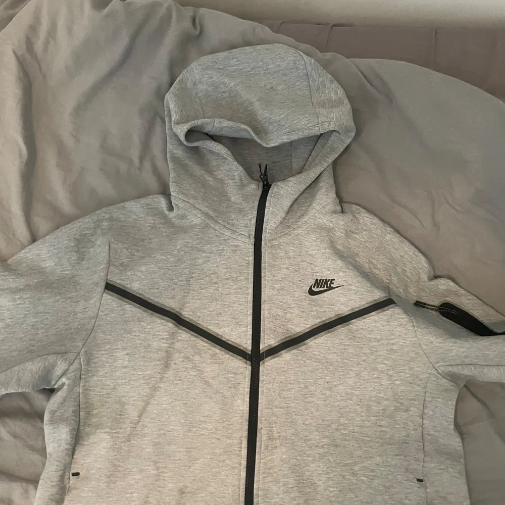 Säljer en till nike teech fleece som är helt ny 10/10 skick nypris 1200 mitt pris 900!  (Tveka ej vid frågor och pris). Tröjor & Koftor.