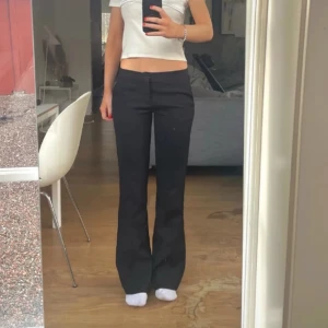 Lågmidjade kostymbyxor - Sååå snygga lågmidjade kostymbyxor från zara!! 💕 Säljer eftersom de har blivit för små för mig 🥲 lite slitna vid benet där de släpade men det är inget stor eller nåt man tänker på 💕