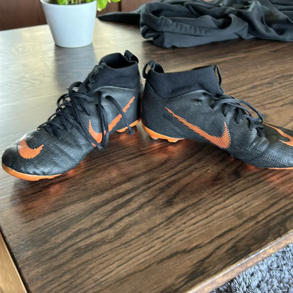 Nike mercurial svarta Bra skick Inte används så många gånger Saknar sulorna inne i skorna Dm för mer bilder och frågor . Kengät.