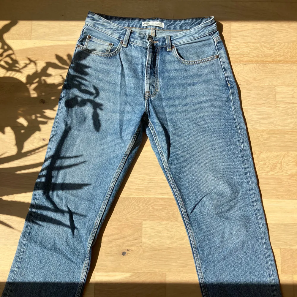 Ett par blå jeans från Zara i storlek EUR 40,/M. Inga tydliga tecken på slitage. Lite mer åt baggy hållet i passform.. Jeans & Byxor.