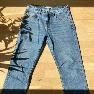 Blå jeans från Zara - Ett par blå jeans från Zara i storlek EUR 40,/M. Inga tydliga tecken på slitage. Lite mer åt baggy hållet i passform.