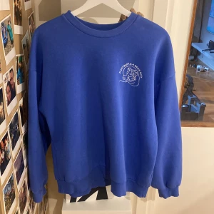 Fin oversized tjocktröja - Fin oversized tjocktröja med litet tryck. Passar till många stilar beroende på hur man stylar. Den är i storlek M men eftersom man kan ha den oversized så passar den på mig som har XS/S. Den är i ganska bra skick, lite små urtvättad.