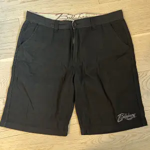 Randiga Billabong shorts i bra skick! Tror att det är storlek xxl men är lite osäker, skriv till mig för mer detaljer.