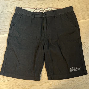 Billabong shorts - Randiga Billabong shorts i bra skick! Tror att det är storlek xxl men är lite osäker, skriv till mig för mer detaljer.