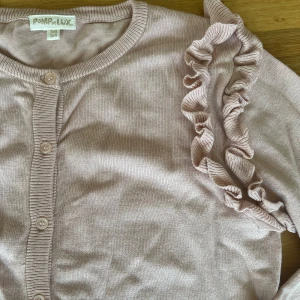 Söt kofta med volanger  - Så söt kofta med volanger💖 Hör av dig vid intresse och tveka inte med att ställa frågor 🥰