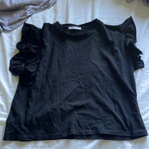 Svart t-shirt - Säljer denna zara t-shirt då den inte riktigt va min smak❣️Köptes under en rabatt för ungefär 150 kanske?❣️